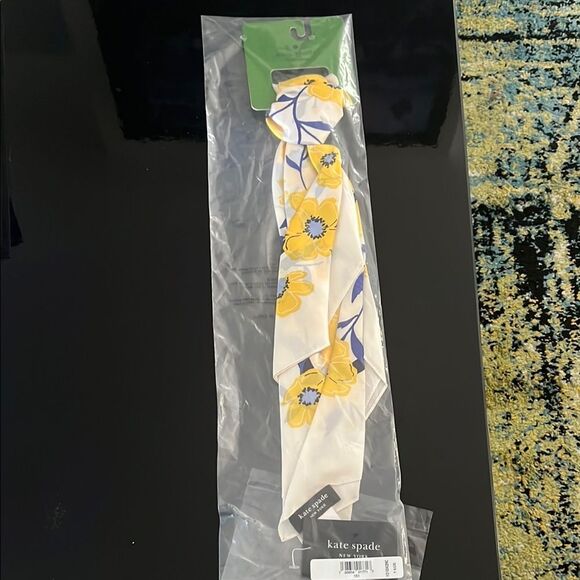 NWT Kate Spade floral  White and Yellow Scarf - Picture 3 of 5
